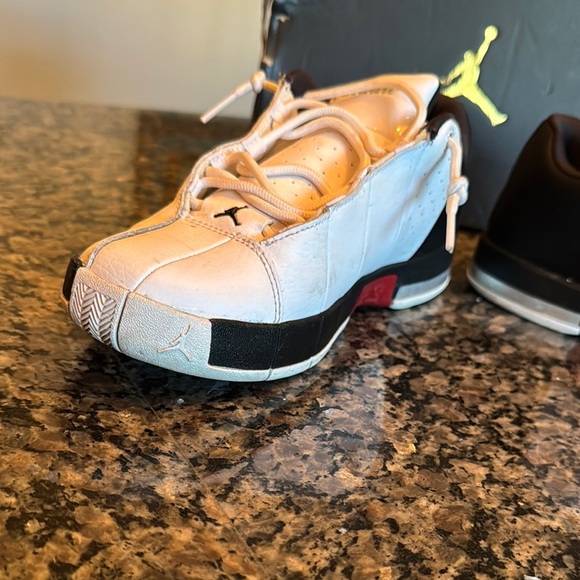 Jordan team Elite 2 Lo White and Black Sneakers Classic Design EUC - Picture 12 of 15